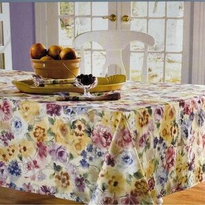 Elegant Floral Tablecloth with Multicolor Design